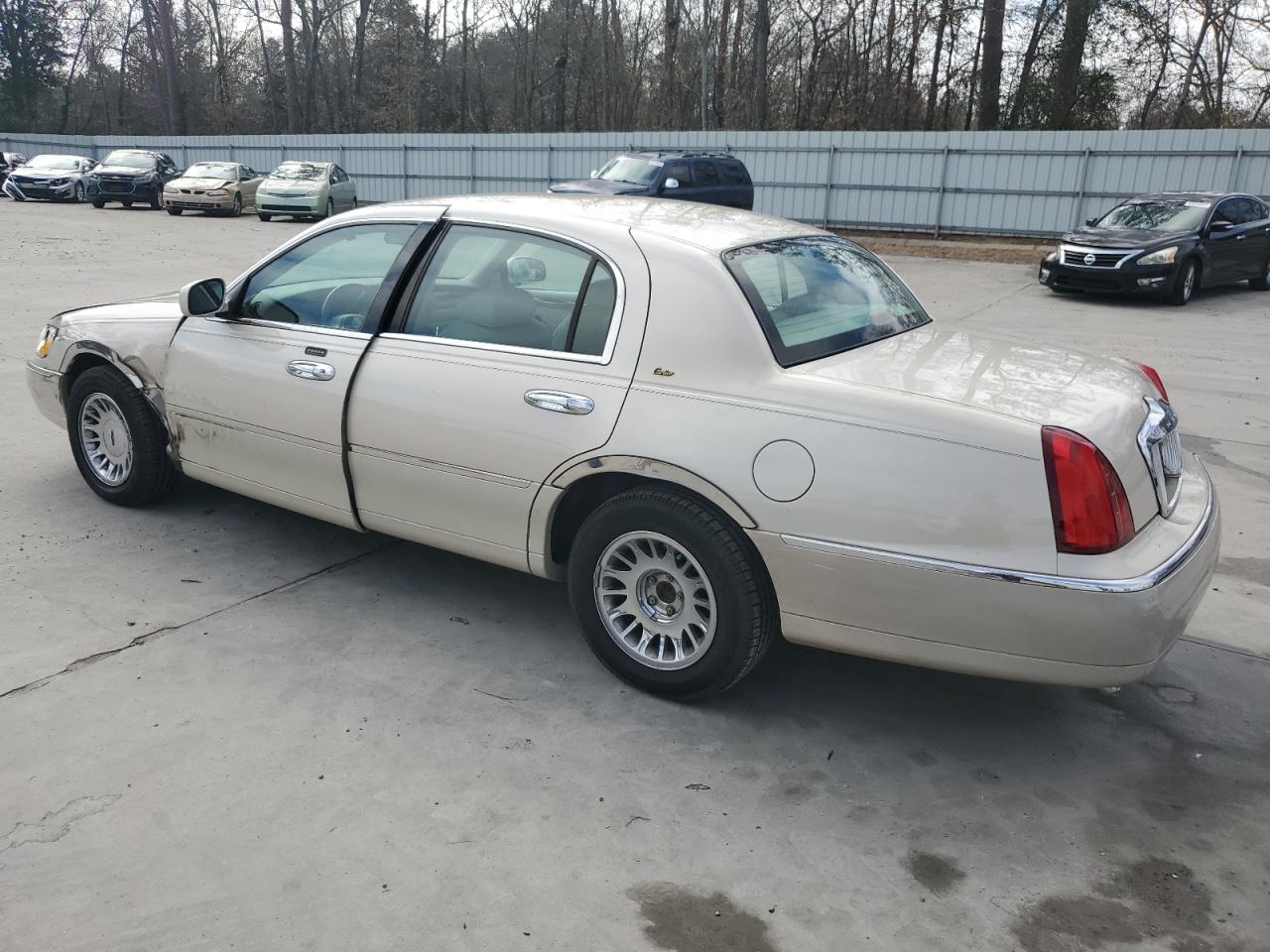 2000 Lincoln Town Car - Image 2