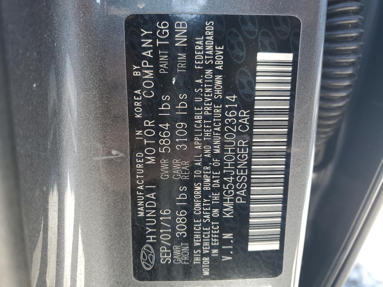 2017 Genesis G90 - Image 14
