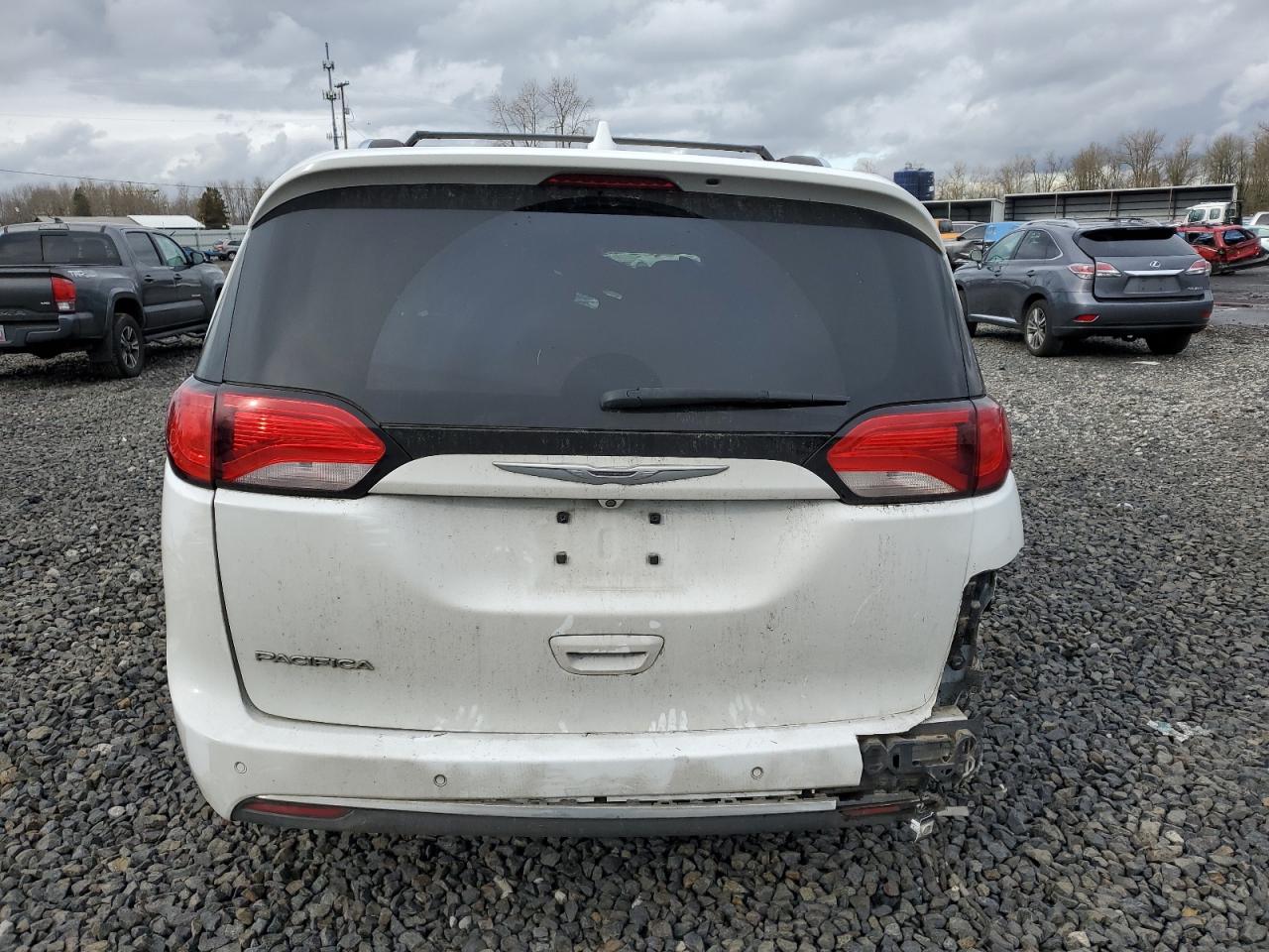 2017 Chrysler Pacifica - Image 6