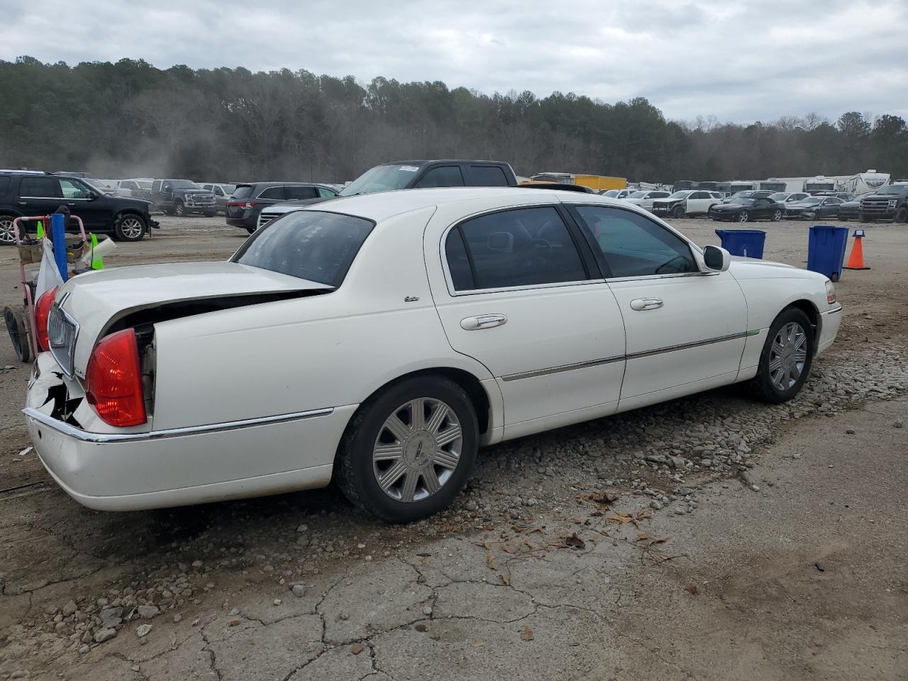 2003 Lincoln Town Car - Image 3