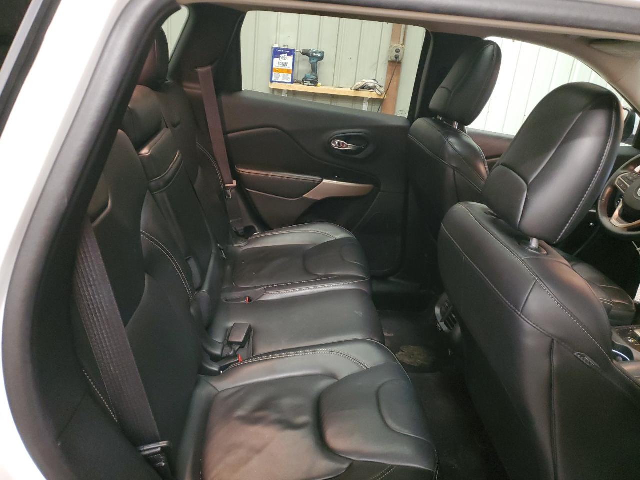 2017 Jeep Grand Cherokee - Image 11