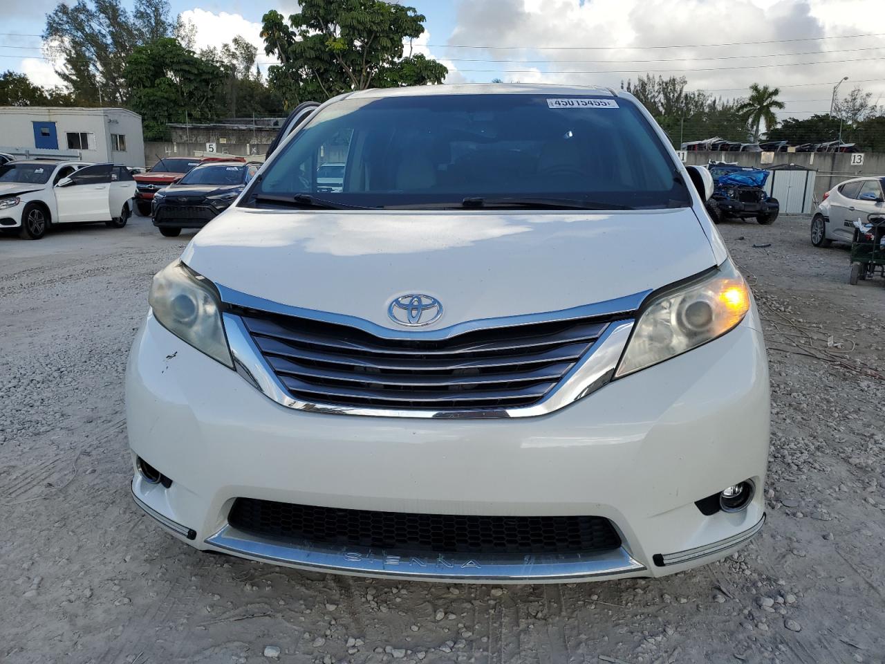 2017 Toyota Sienna - Image 5