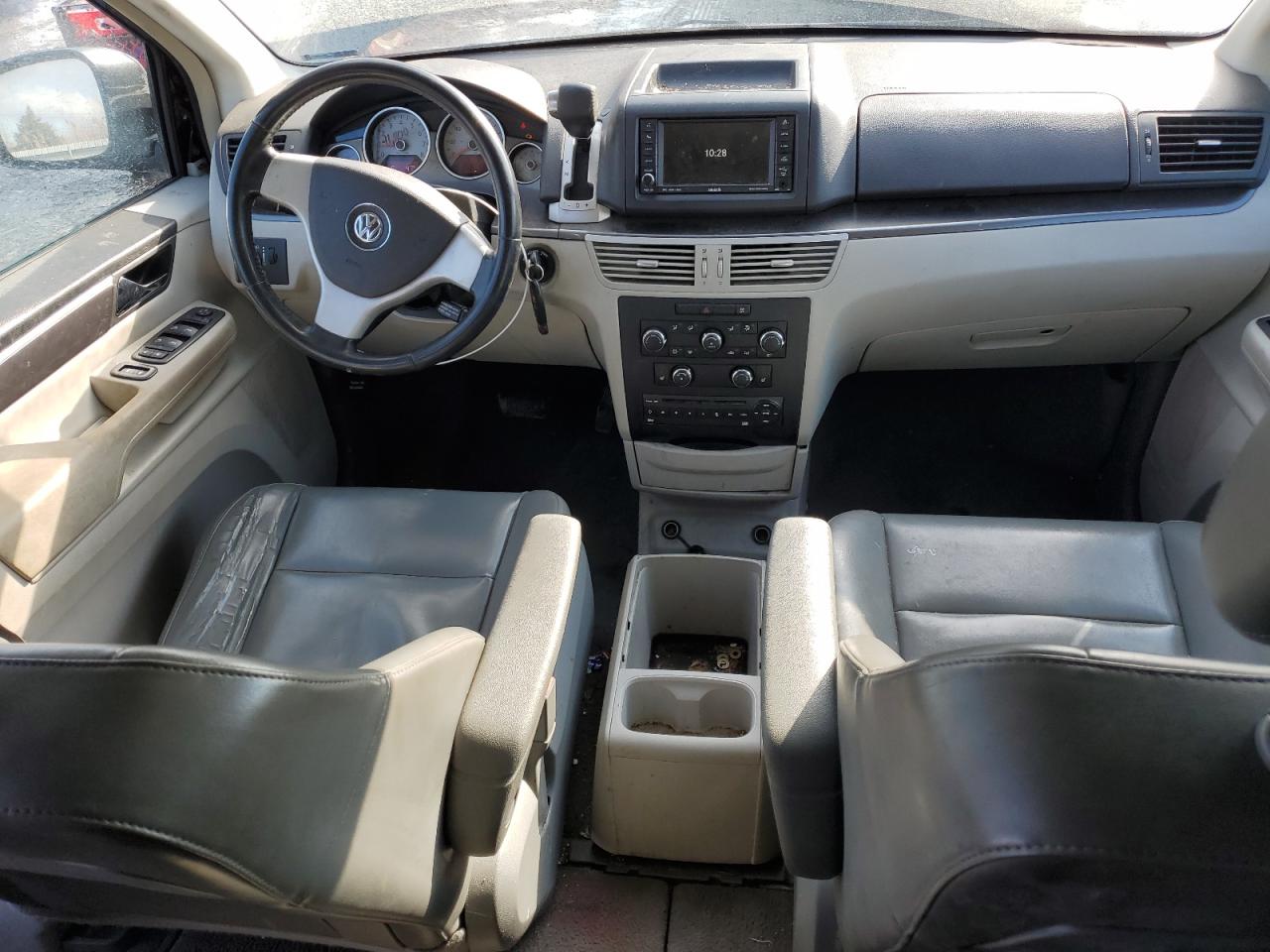 2010 Volkswagen Routan - Image 8