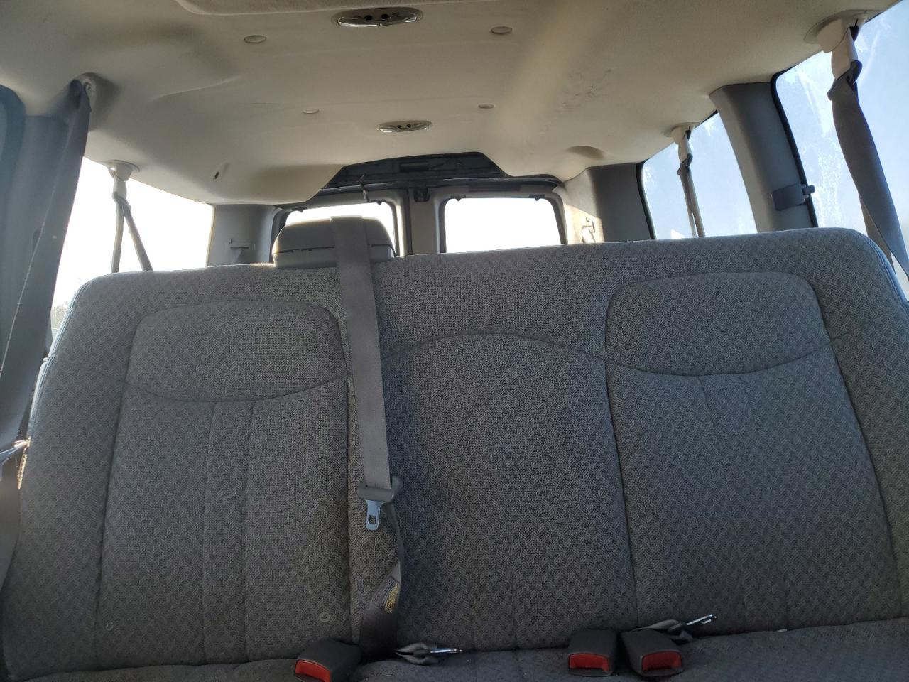 2005 Chevrolet Express - Image 10