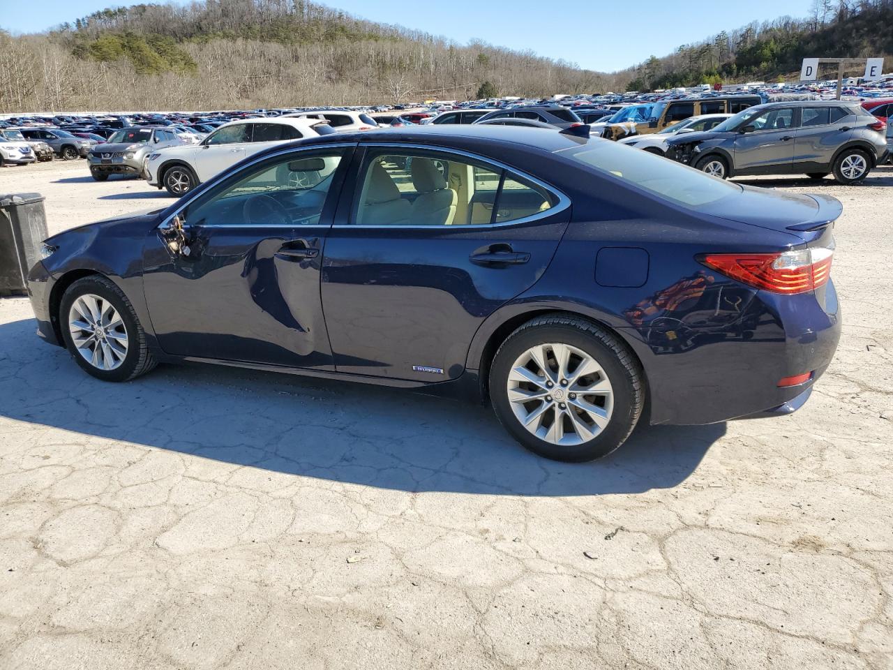 2015 Lexus ES - Image 2