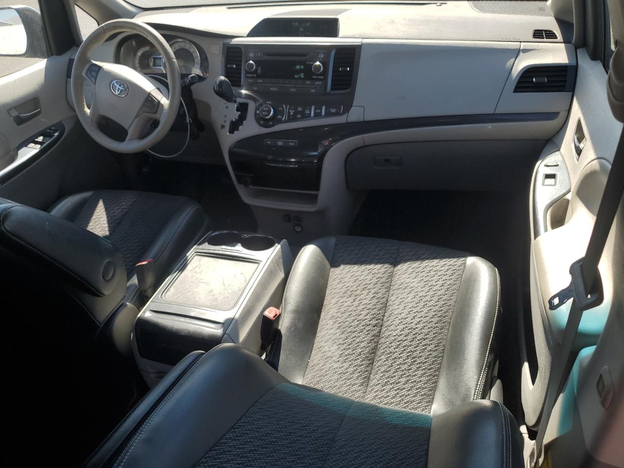 2013 Toyota Sienna - Image 8