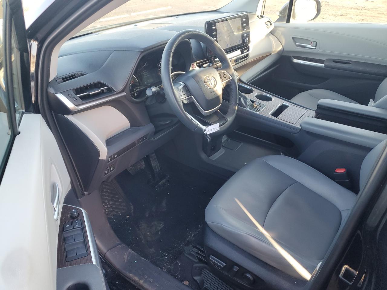 2022 Toyota Sienna - Image 8
