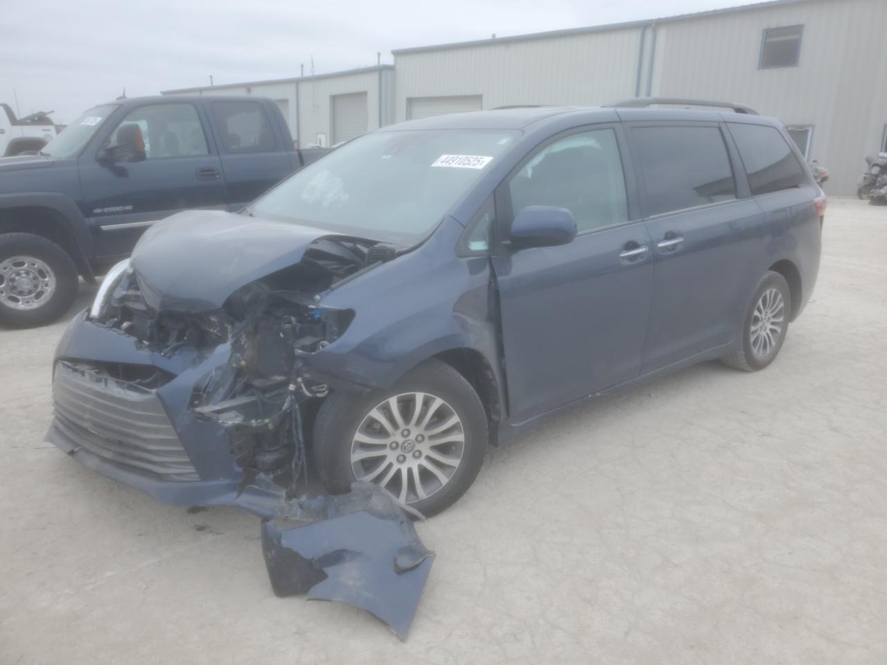 2018 Toyota Sienna Xle for Sale in Kansas City, KS - Front End
