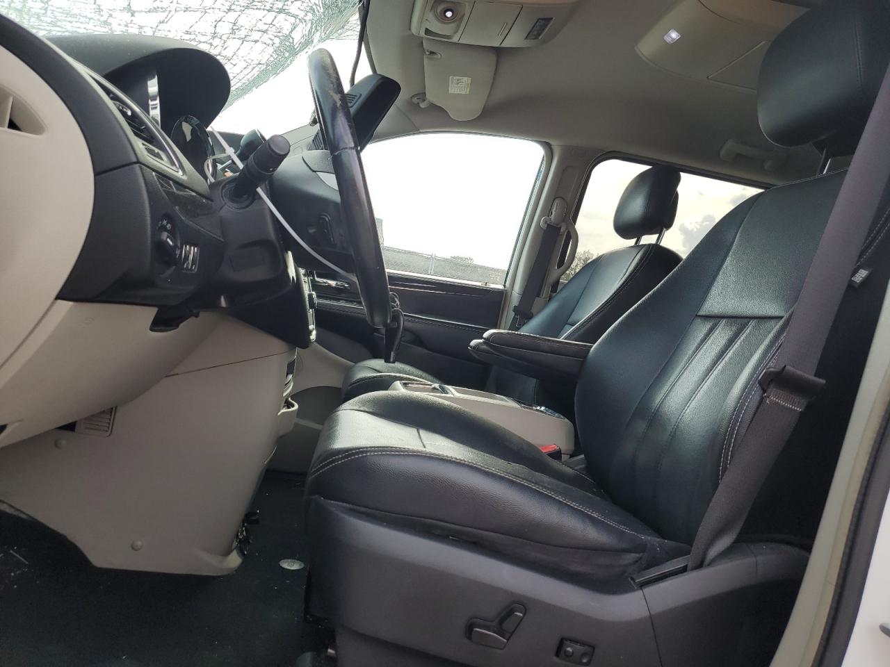 2014 Chrysler Town & Country - Image 7