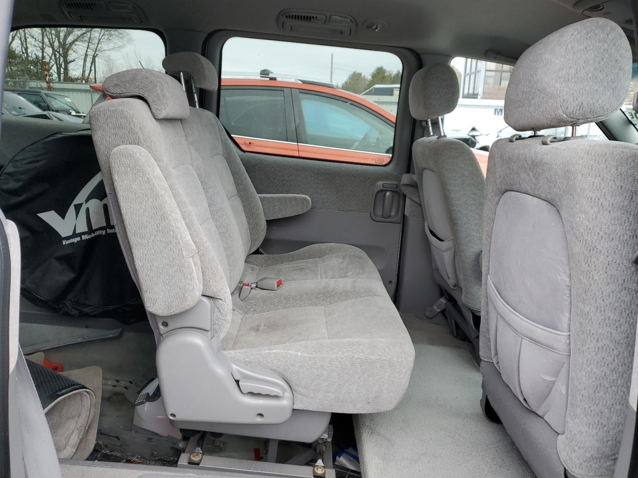 2005 Kia Sedona - Image 11