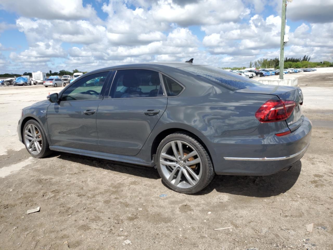 2018 Volkswagen Passat - Image 2
