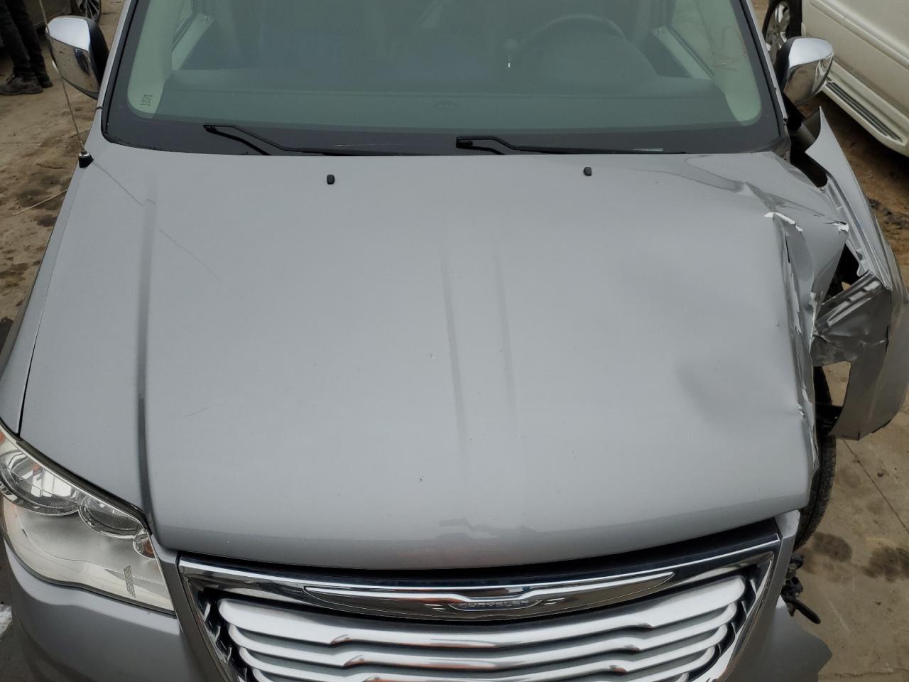 2016 Chrysler Town & Country - Image 13