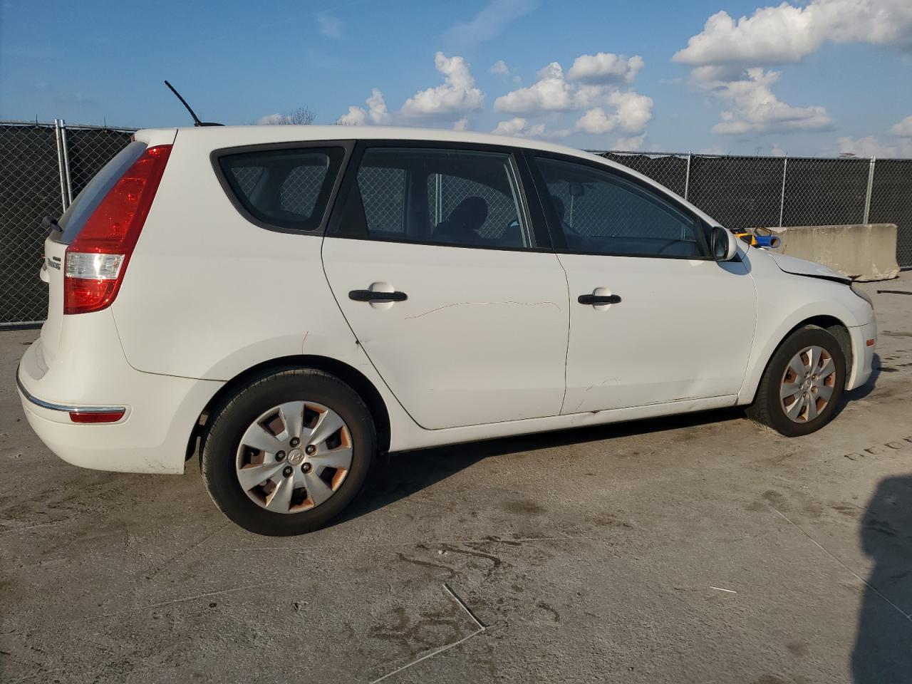 2010 Hyundai Elantra - Image 3