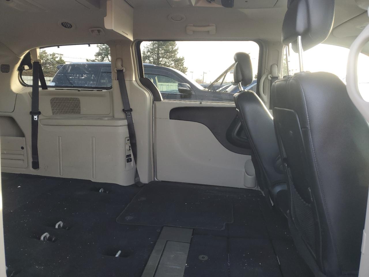 2014 Chrysler Town & Country - Image 11