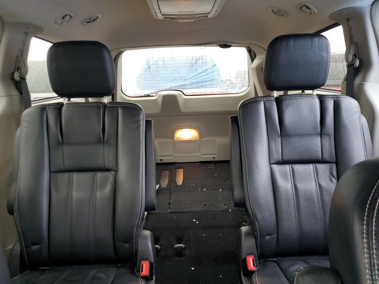 2014 Chrysler Town & Country - Image 10