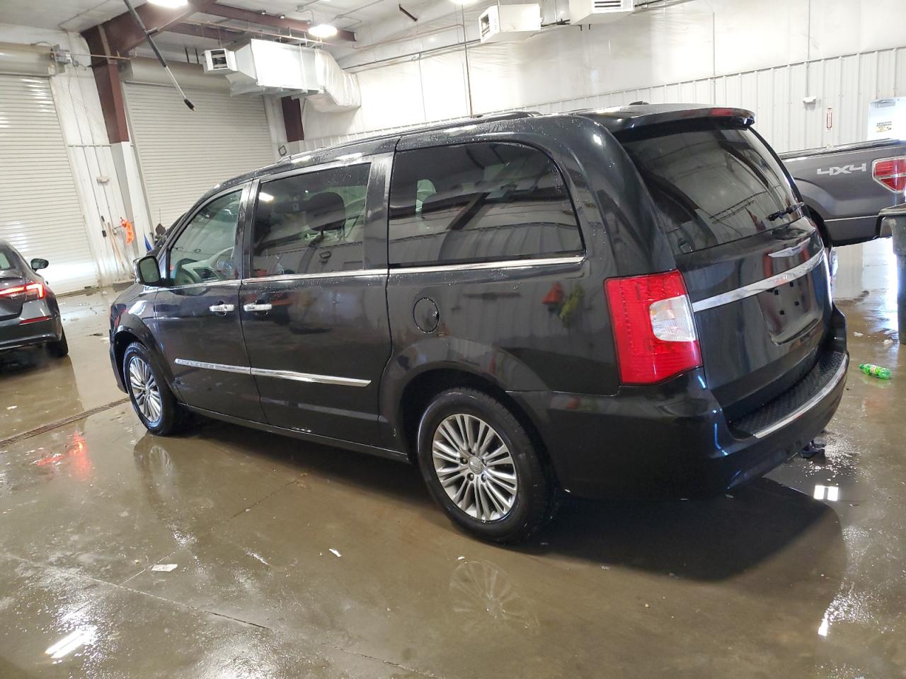 2015 Chrysler Town & Country - Image 2