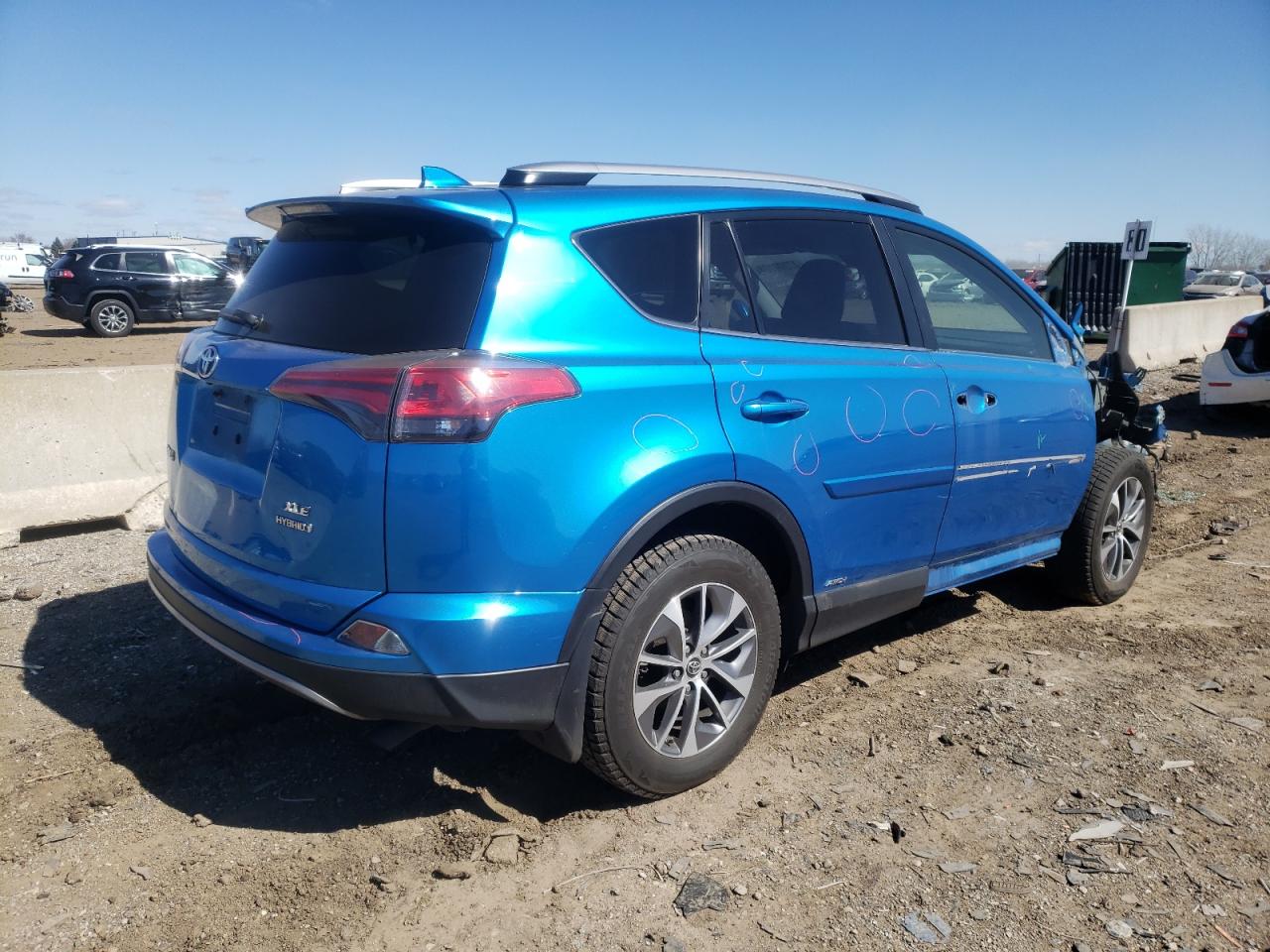 VIN JTMRJREV1HD140768 2017 TOYOTA RAV4 no.4