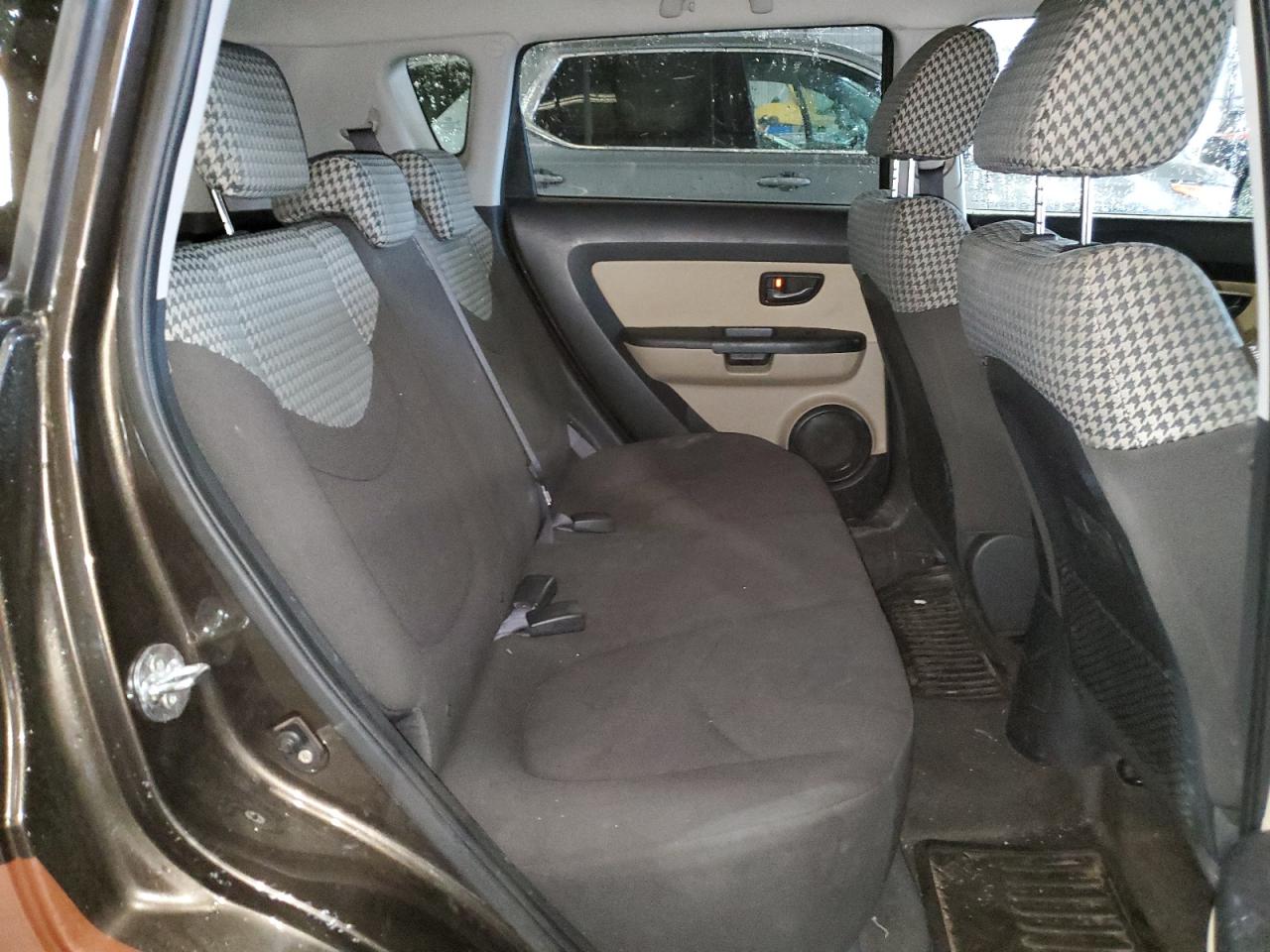 2010 Kia Soul + VIN: KNDJT2A27A7146833 Lot: 47699644