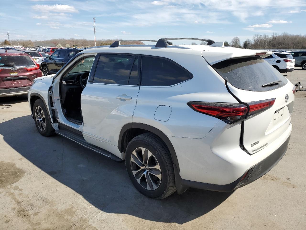 5TDHZRBHXNS189115 2022 Toyota Highlander Xle