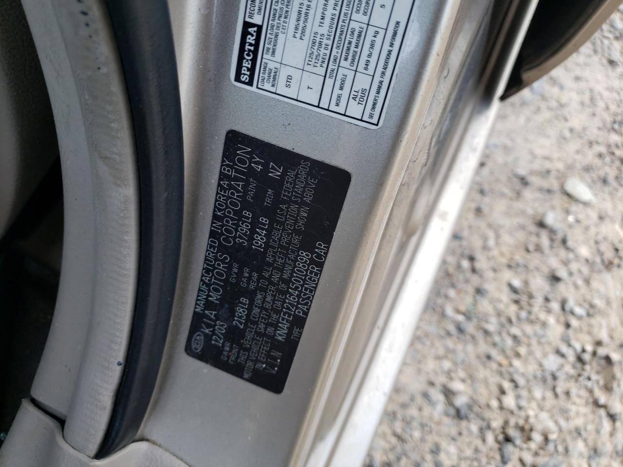 2004 Kia Spectra - Image 14