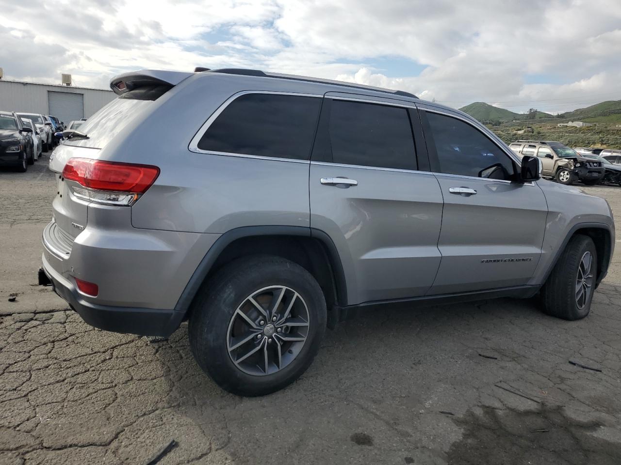 2017 Jeep Grand Cherokee - Image 3