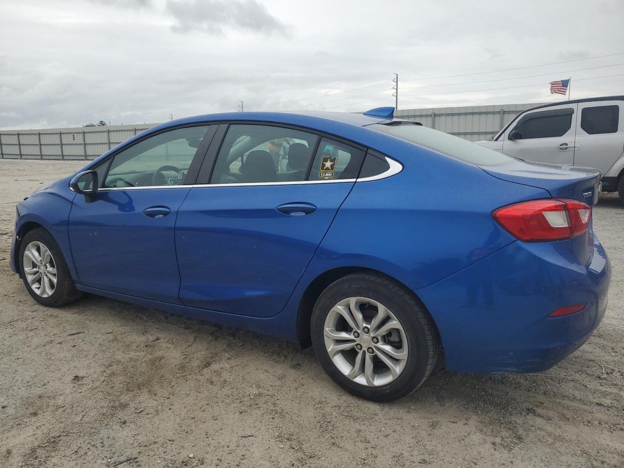 2019 Chevrolet Cruze - Image 2
