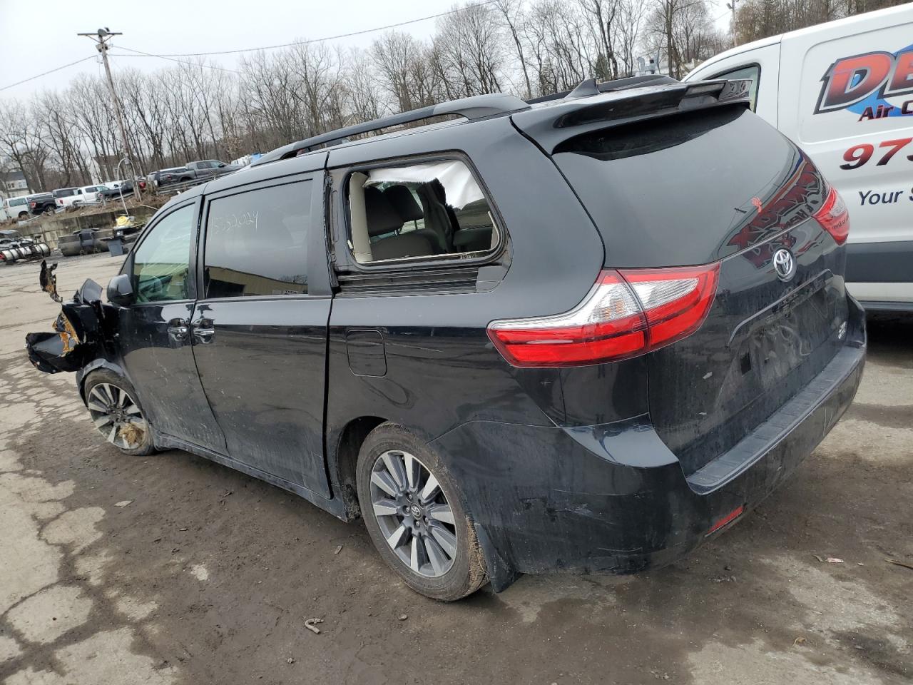 2019 Toyota Sienna - Image 2