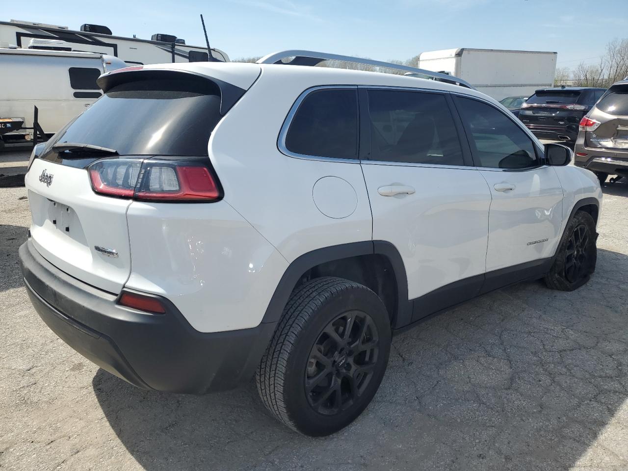 1C4PJLCB8KD266968 2019 Jeep Cherokee Latitude