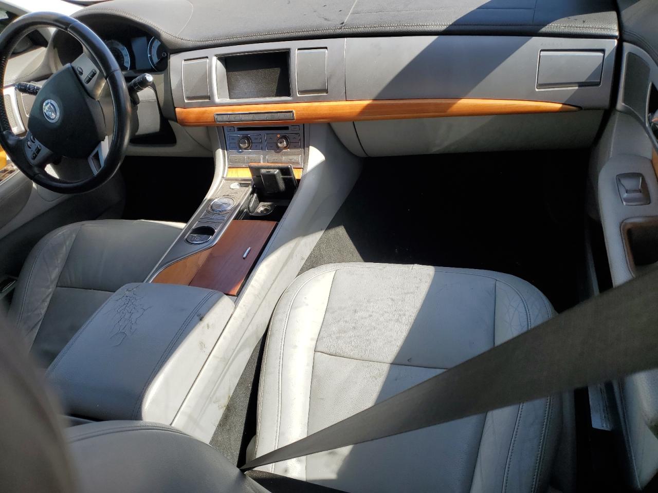 2010 Jaguar XF - Image 8