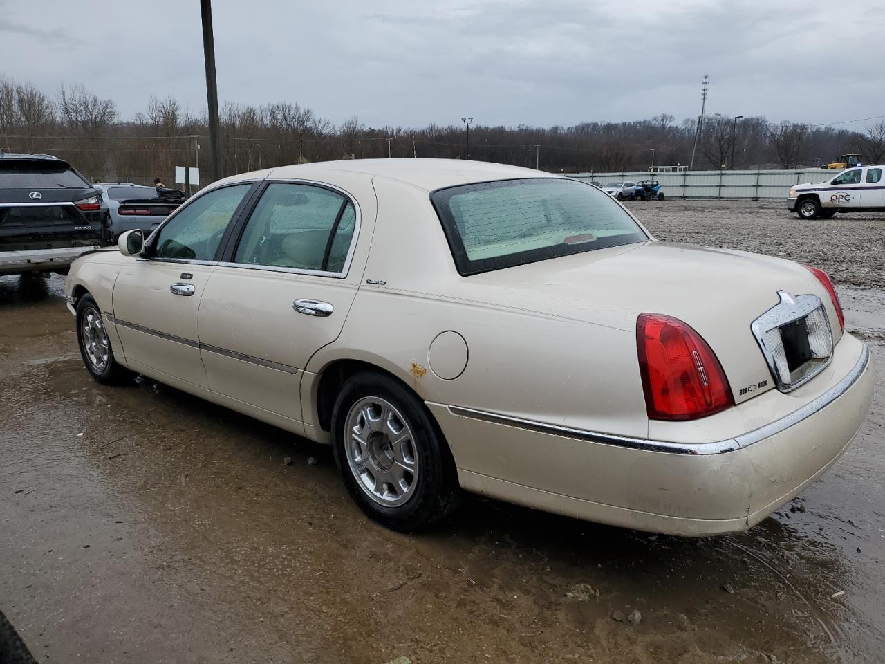 2001 Lincoln Town Car Signature VIN: 1LNHM82W61Y694294 Lot: 46237954