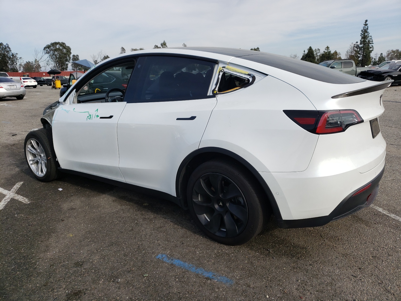 2021 Tesla Model Y vin: 5YJYGAEE7MF283013