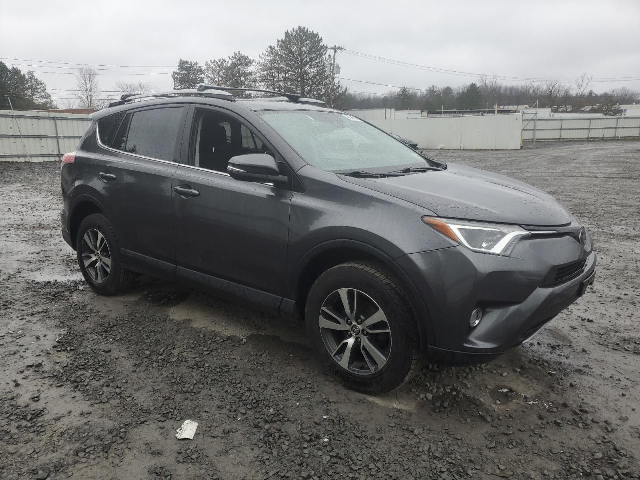 2T3RFREV1HW614495 2017 Toyota Rav4 Xle