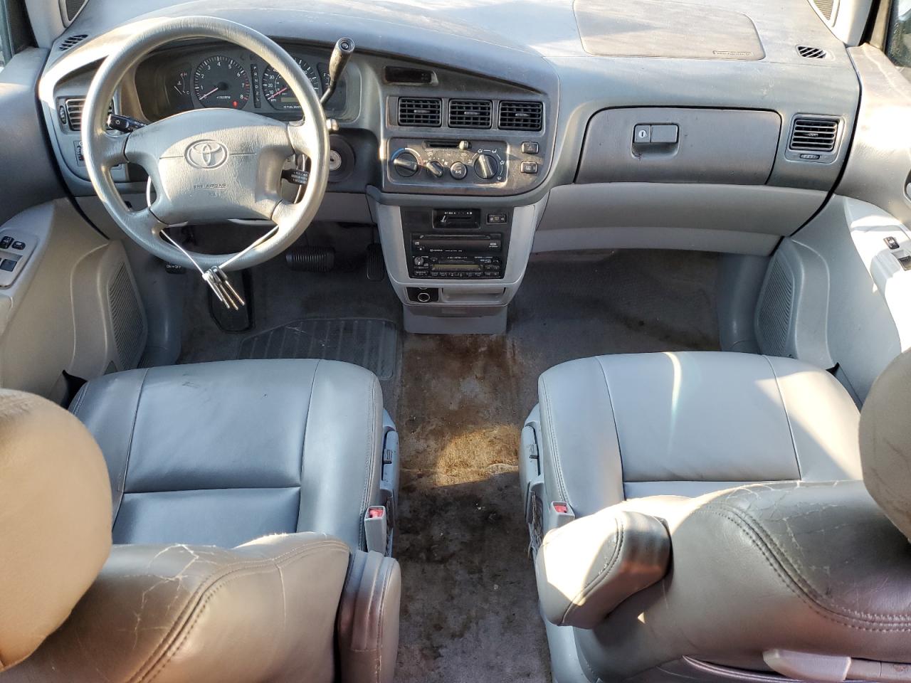 1998 Toyota Sienna Le VIN: 4T3ZF13C4WU040863 Lot: 46961274