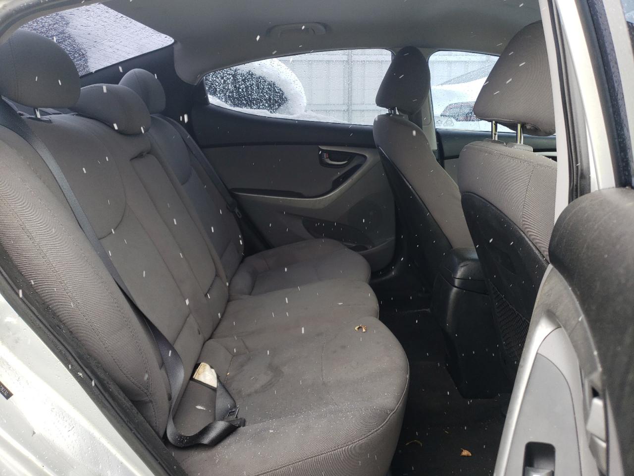 2016 Hyundai Elantra - Image 10