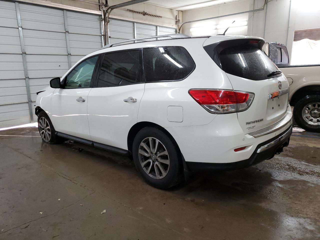 2014 Nissan Pathfinder - Image 2