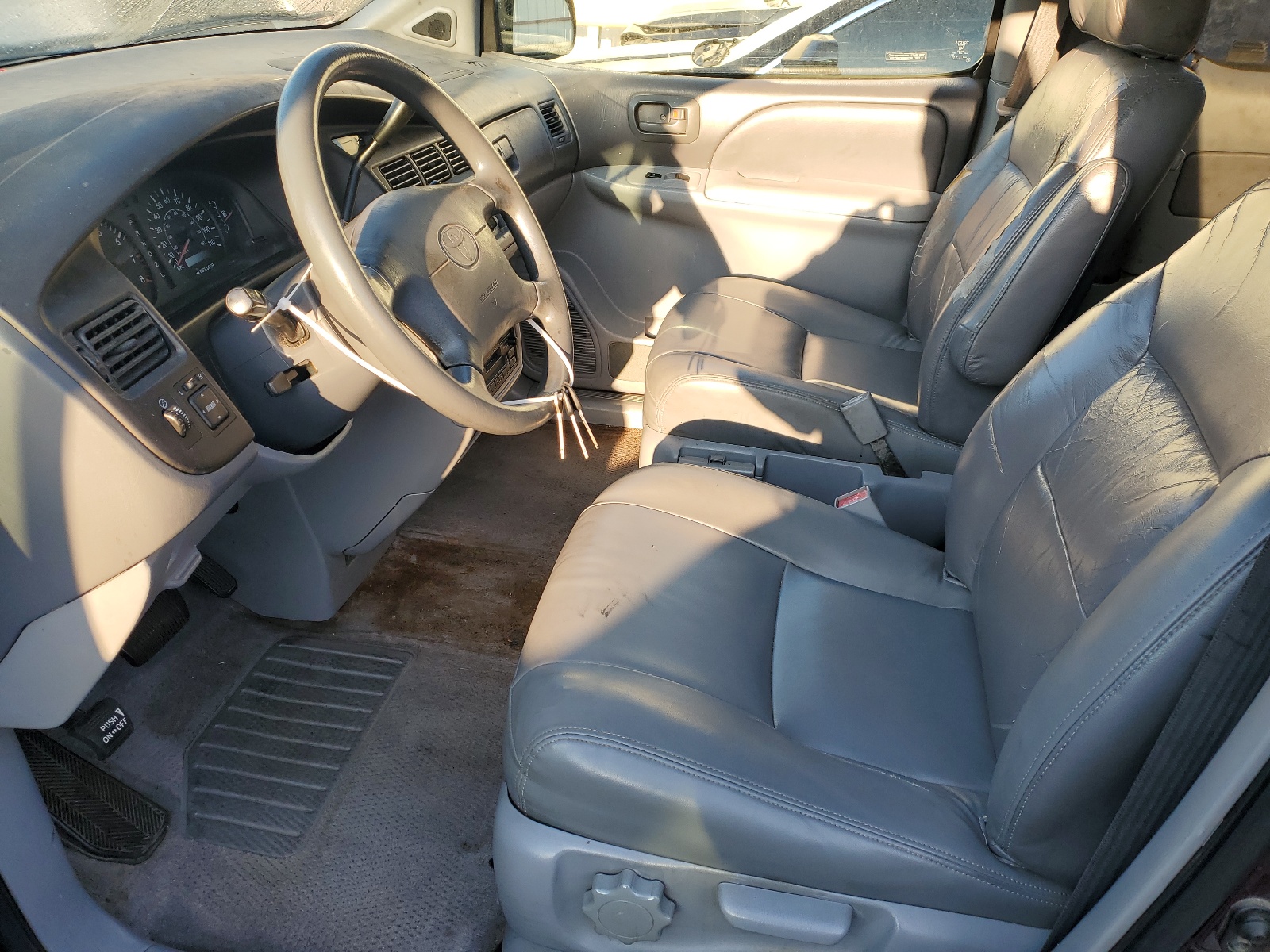 4T3ZF13C4WU040863 1998 Toyota Sienna Le