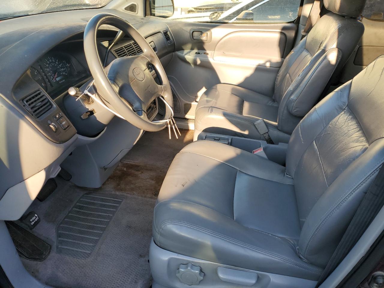 1998 Toyota Sienna Le VIN: 4T3ZF13C4WU040863 Lot: 46961274