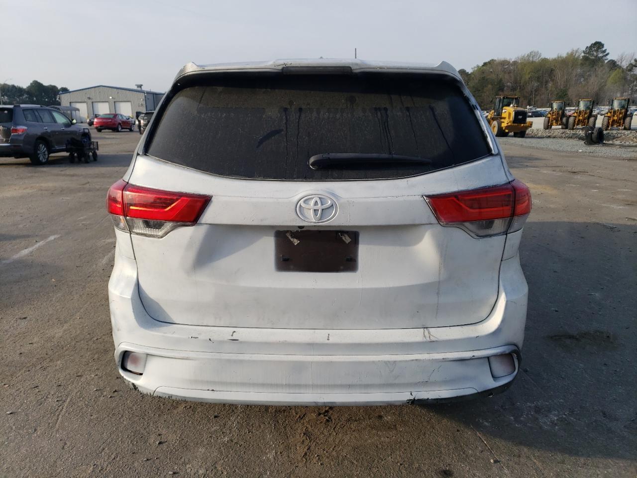 5TDZARFH5KS048986 2019 Toyota Highlander Le