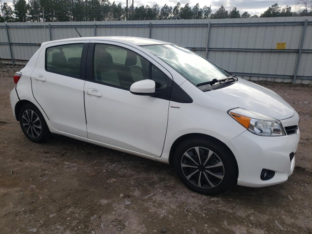 VIN JTDKTUD37DD552007 2013 TOYOTA YARIS no.4