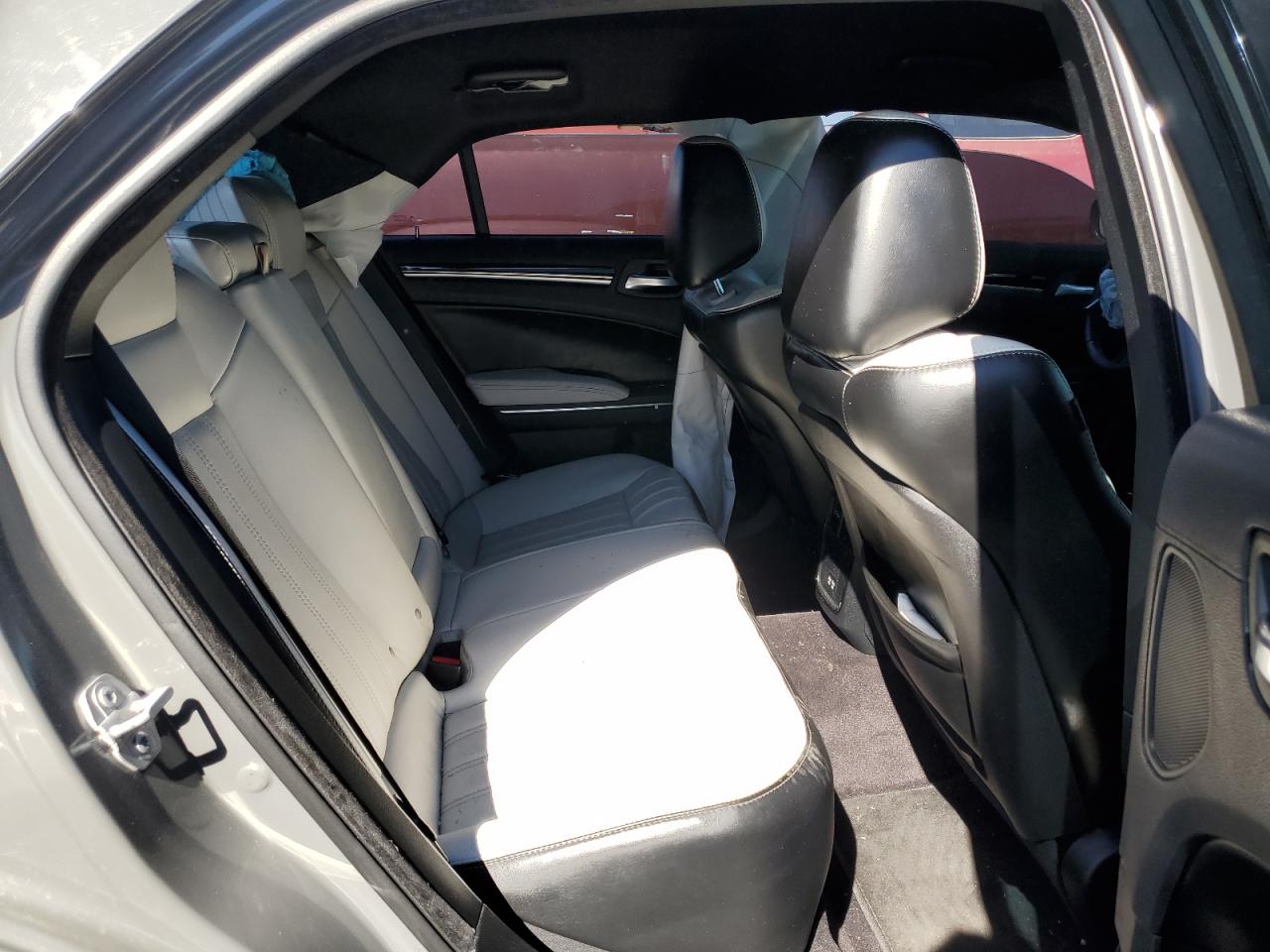 2017 Chrysler 300 - Image 10
