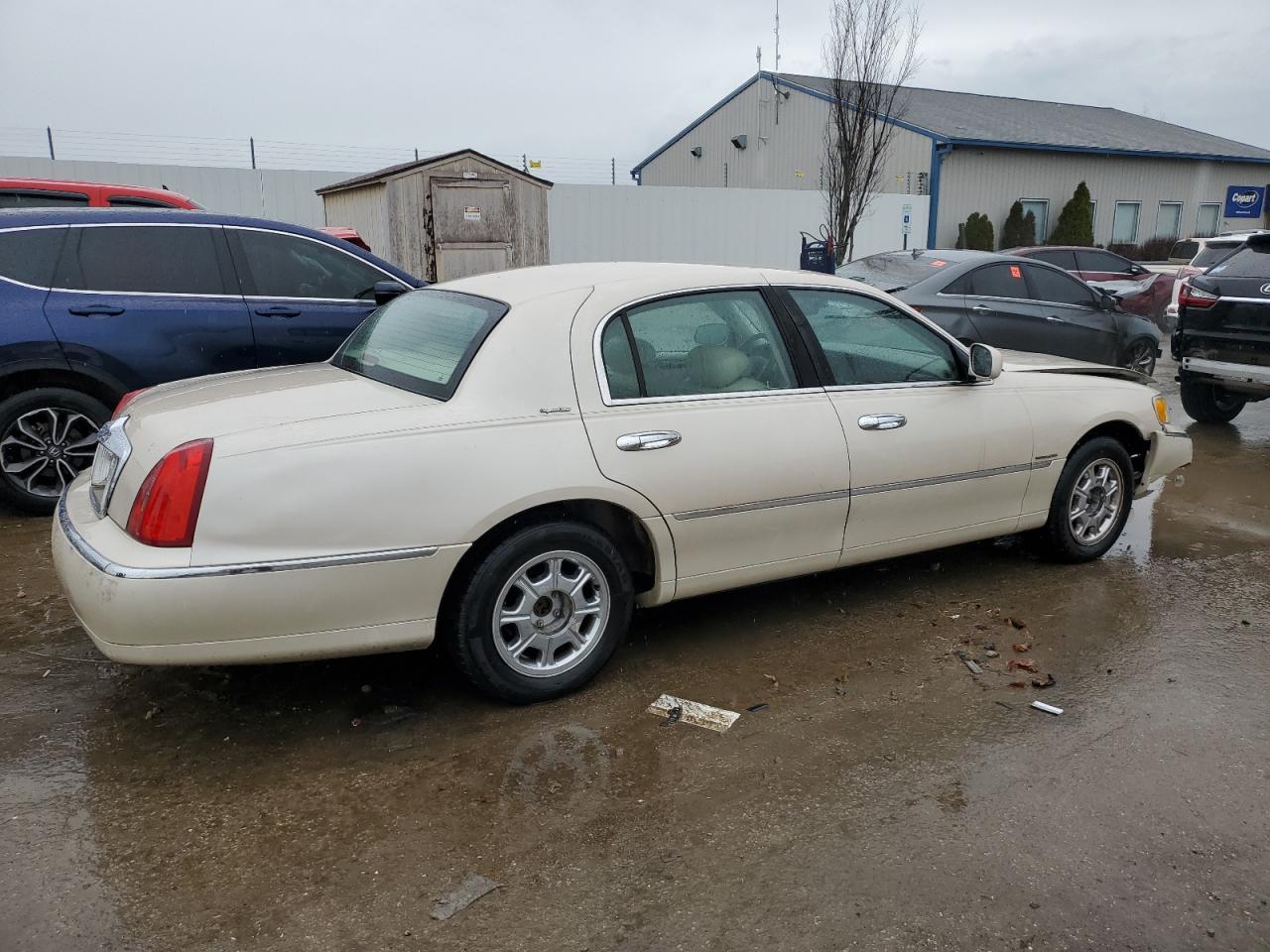 2001 Lincoln Town Car Signature VIN: 1LNHM82W61Y694294 Lot: 46237954