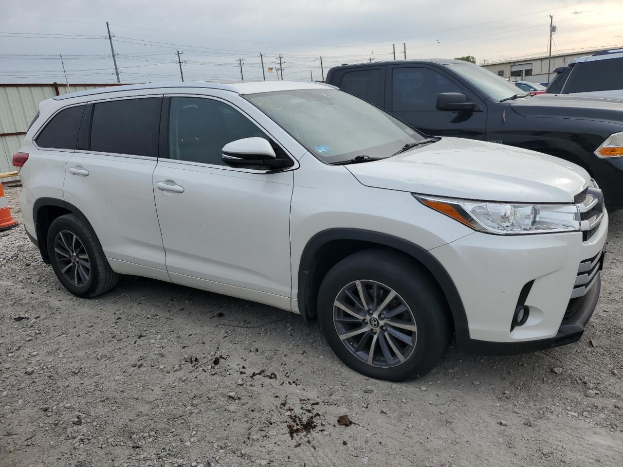 5TDJZRFH9JS525553 2018 Toyota Highlander Se