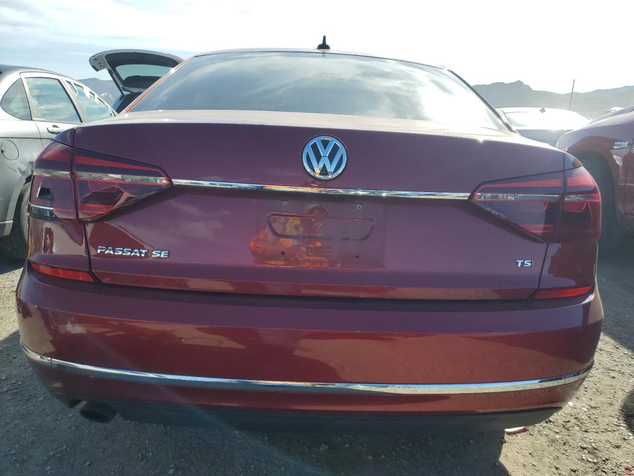 1VWBA7A36JC049076 2018 Volkswagen Passat Se