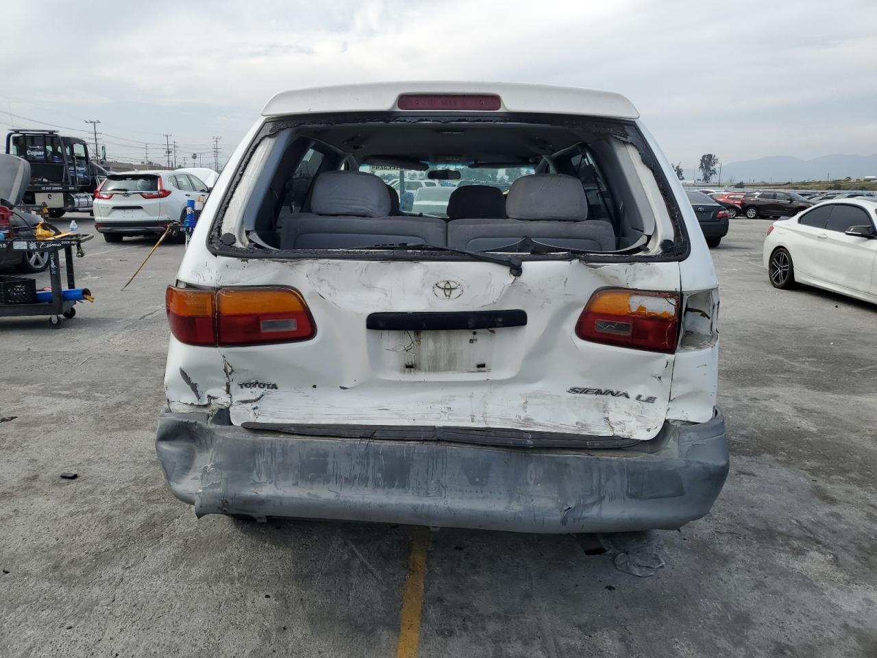 4T3ZF13C5WU030813 1998 Toyota Sienna Le