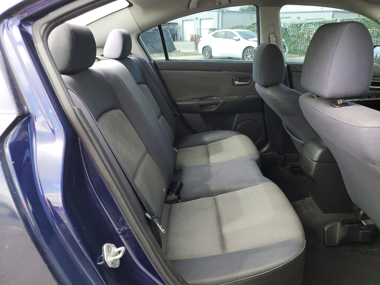 JM1BK12F041162561 2004 Mazda 3 I