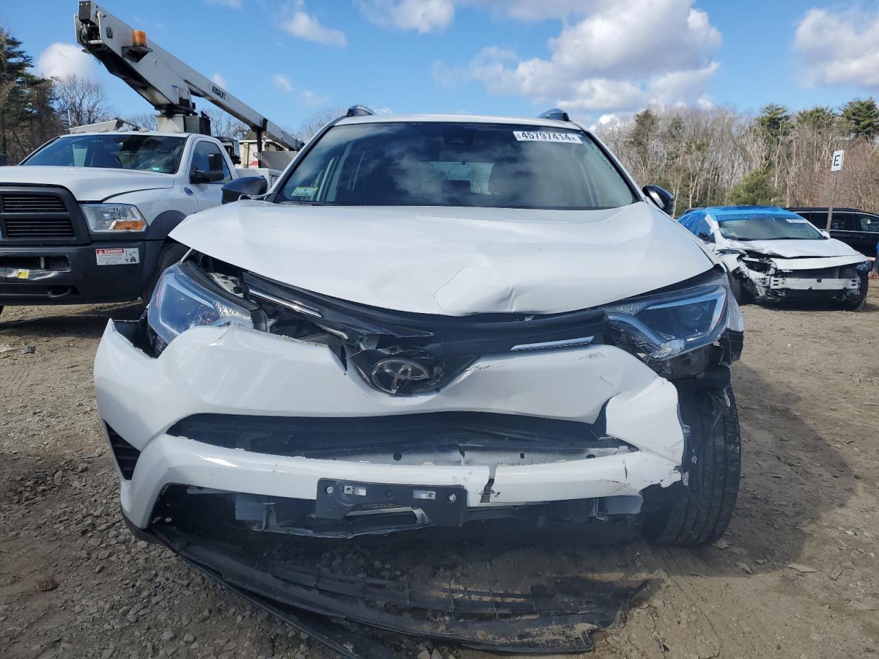 JTMBFREV7HJ156087 2017 Toyota Rav4 Le