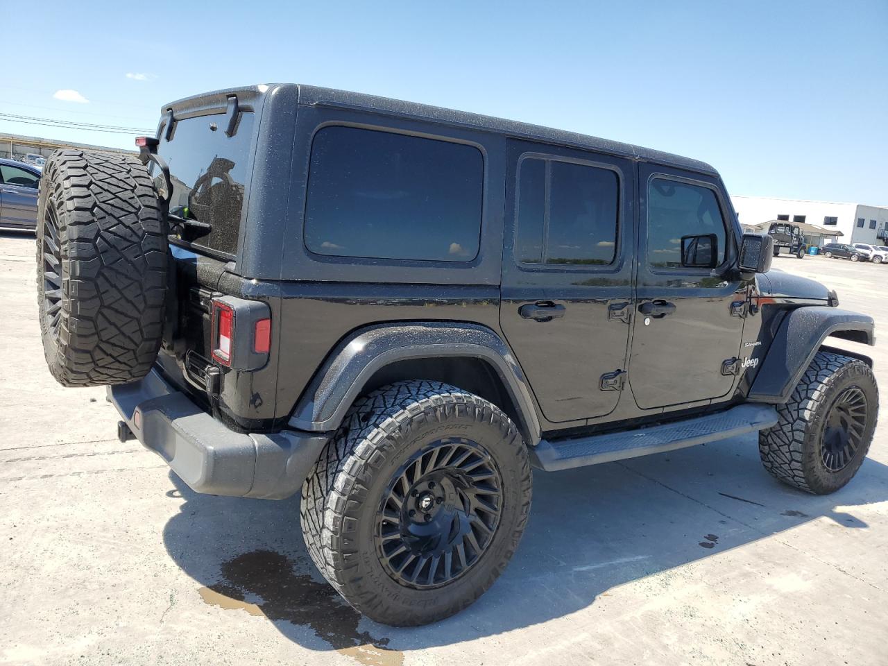 1C4HJXEG3JW175128 2018 Jeep Wrangler Unlimited Sahara