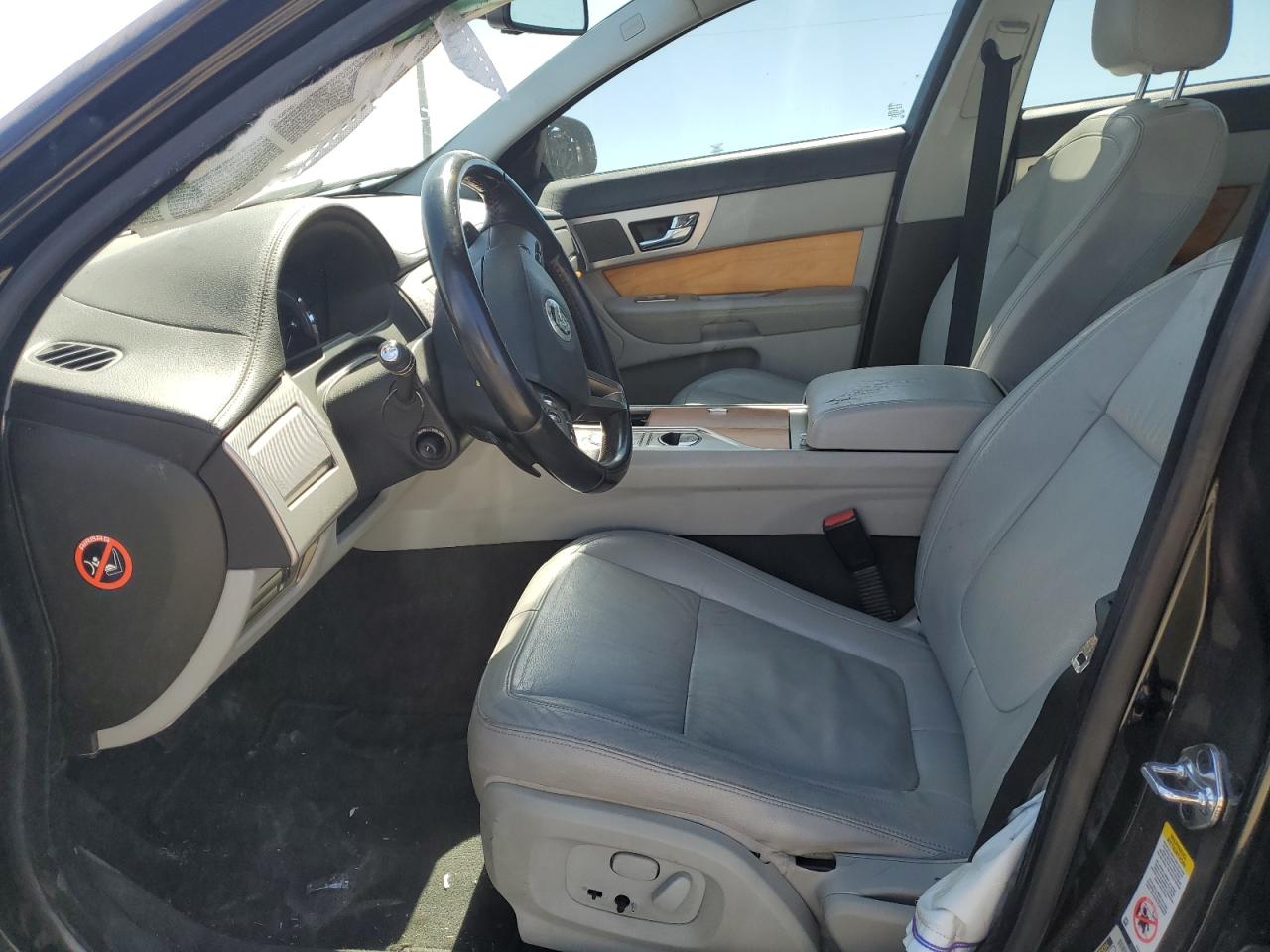 2010 Jaguar XF - Image 7