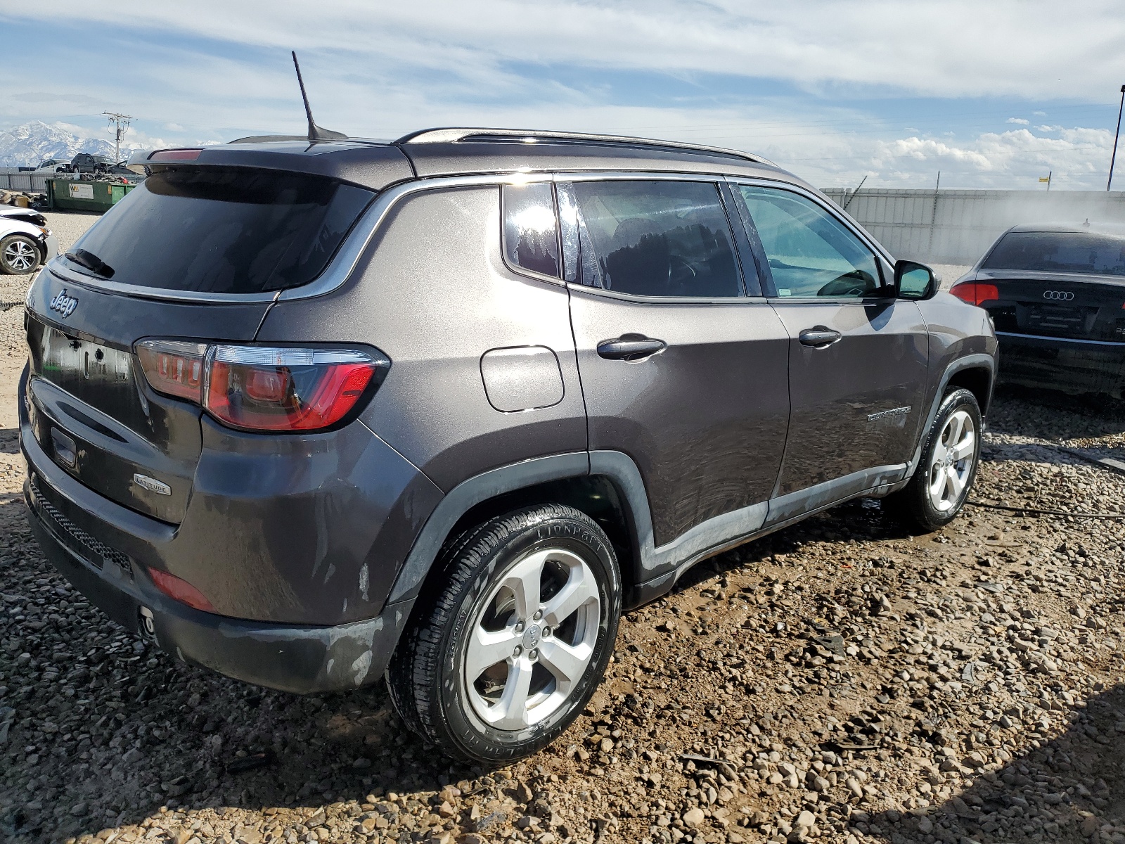 2020 Jeep Compass Latitude vin: 3C4NJDBBXLT117391