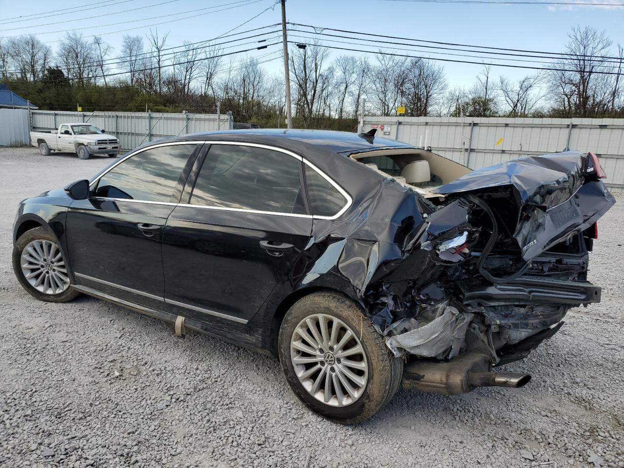 1VWBT7A30HC025487 2017 VOLKSWAGEN PASSAT - Image 2